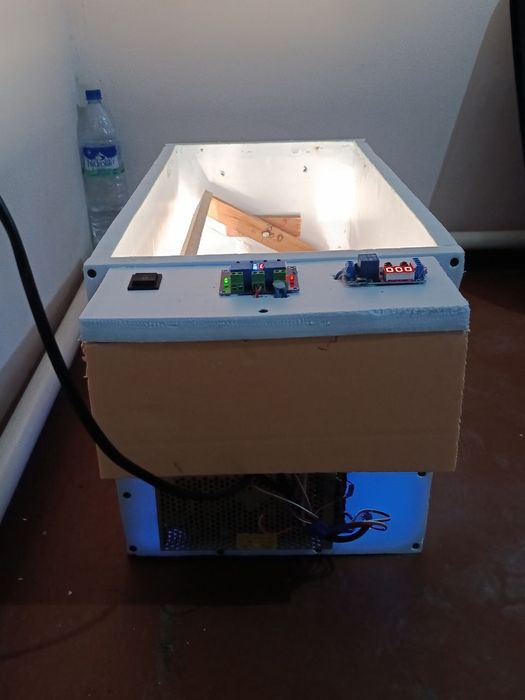 Inkubator 12v va 220v 55-65 ta tuxum sig'adi
