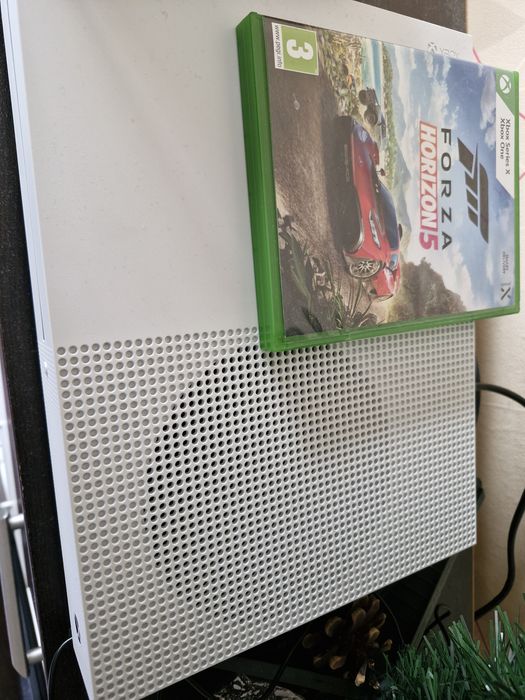 Продавам Xbox one s + Forza horizon 5