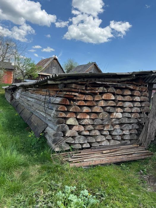 Lemn de construcție casa/cabana uscat - stivuit și acoperit