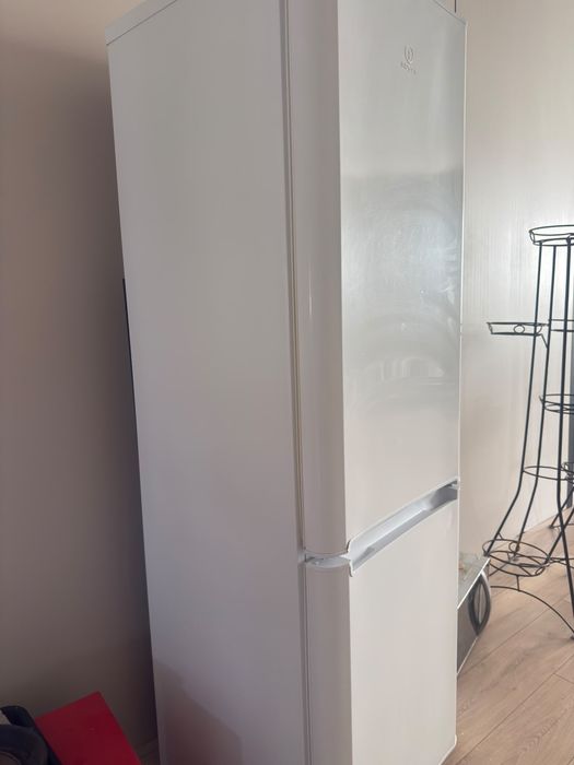 Продам холодильник Indesit