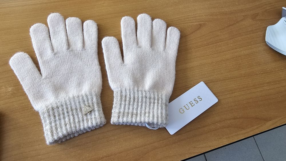 Шал и ръкавици Guess (оригинални)