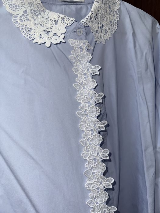 Голубая блузка с кружевным воротником