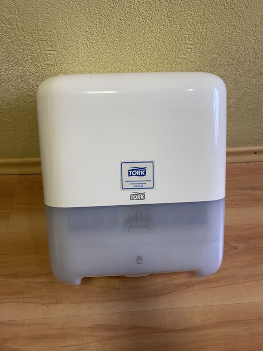 Диспенсер для полотенец Tork.