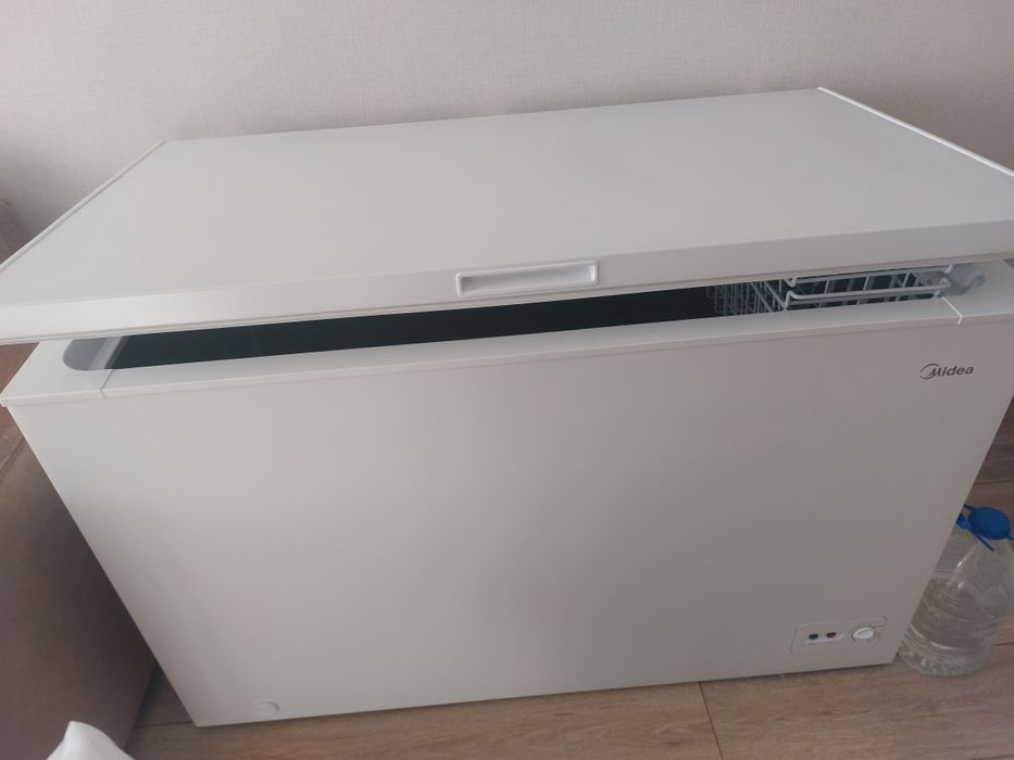 Продам морозильную ларь Midea 362л.