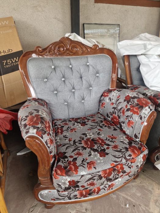 Продам  диван с двумя креслами