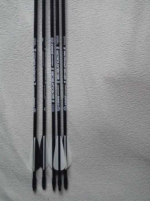 Săgeți din fibra sticla de 81cm cu varf,3pene,nock,diametru de 7mm,noi