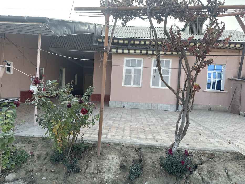 Uy sotiladi,xovli ,holati zur,5 sotok ,narxi kelishiladi