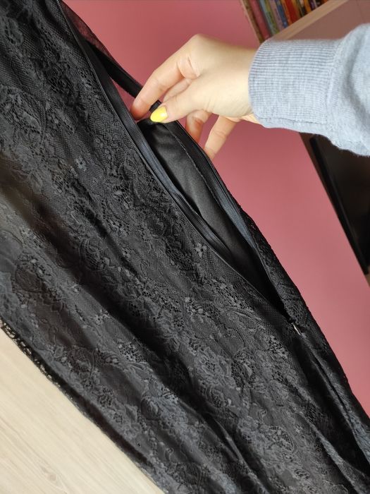 Абитуриентска дълга черна рокля потялото