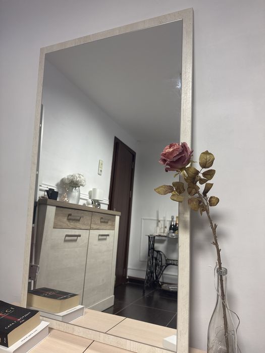 Огледало + две отворени шкафчета