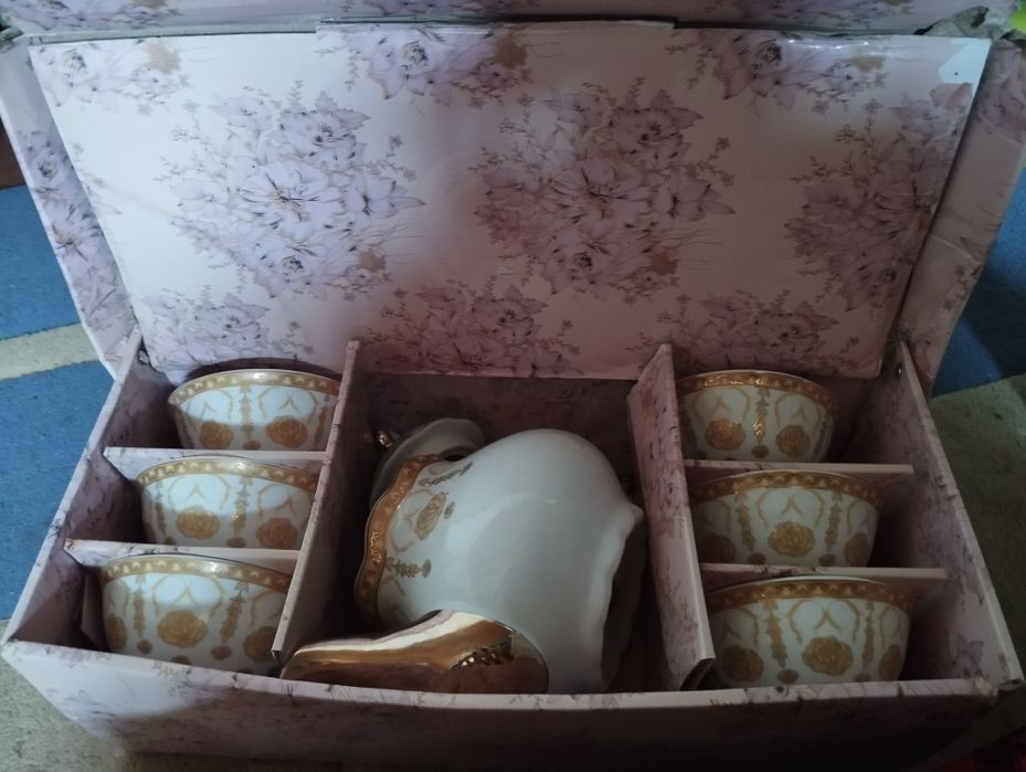 Продам набор за 2000 чайник и пиалы