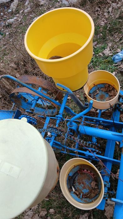 Vând semanatoare de porumb si erbicidator