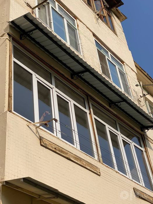 Установка козырьков над  окнами быстро и качественно.