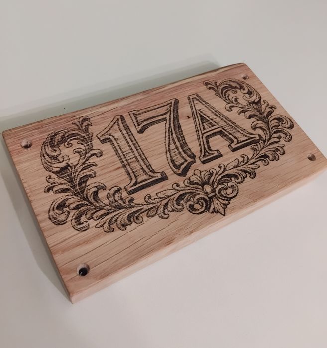 Placă din lemn cu număr pentru casă – stil rustic, gravată