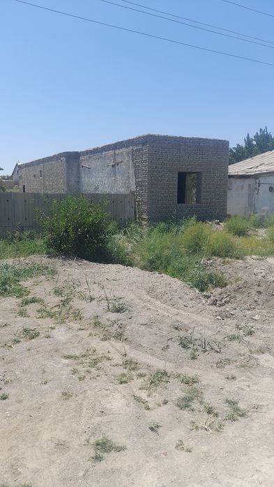 Курилиши тугалланмаган 8 сутихли учаска сотилади. Нархи жойида келишил