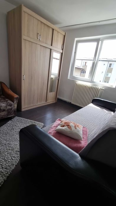 Închiriez apartament cu 2 camere, situat în zona Nord a orașului, lângă Liceul Pedagogic