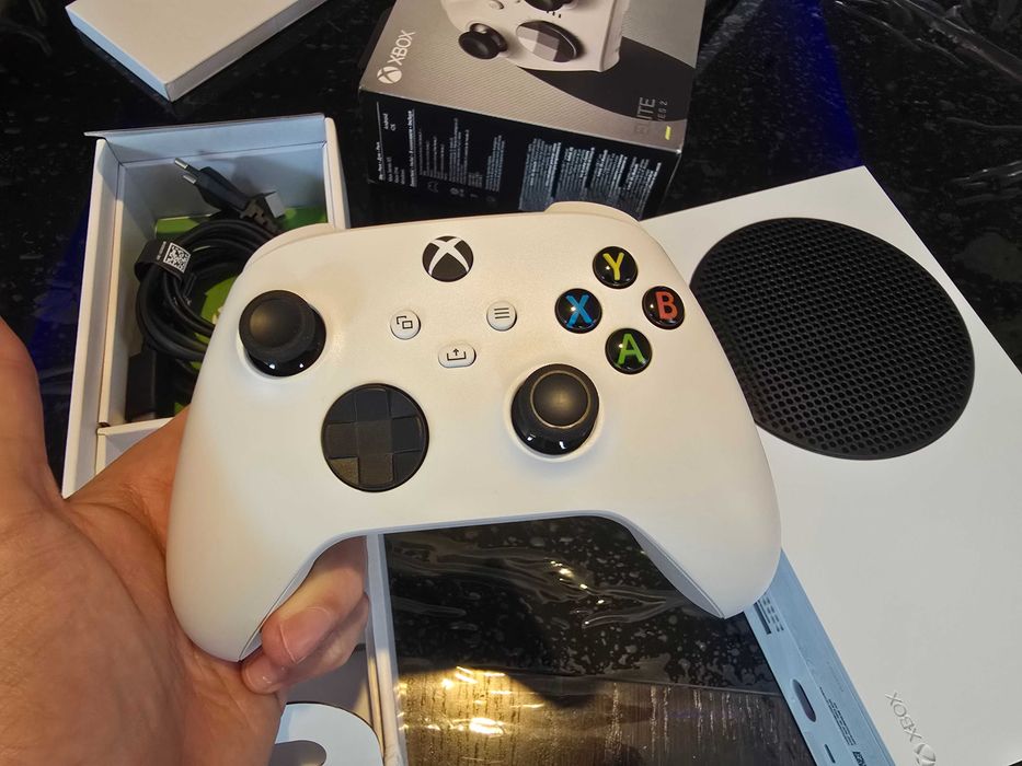 Xbox Series S + 2 бр. контролери Xbox Elite Series 2