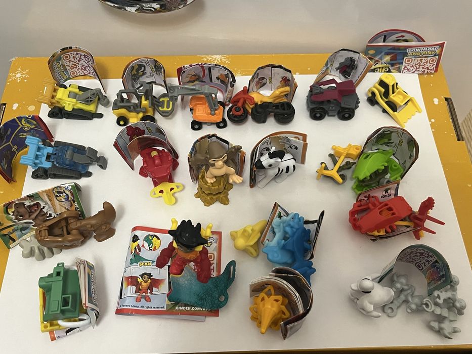 Играчки от шоколадови яйца, стикита и др.