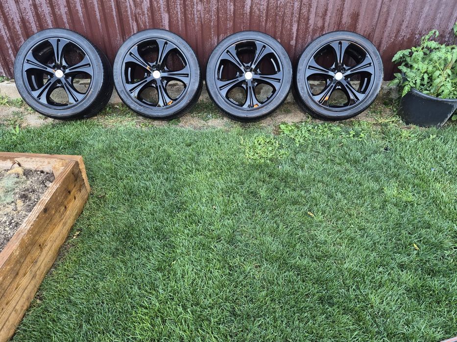 Jante negre de 20 inch cu anvelope de 275/40 r20