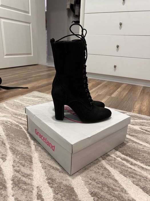 Черни велурени боти на ток