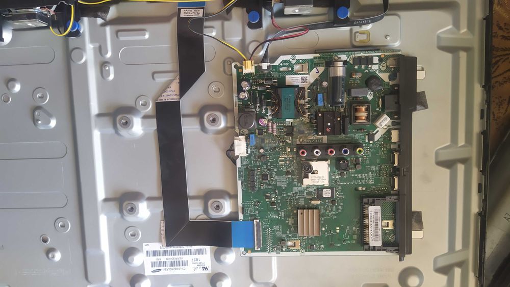 телевизор самсунг 32 модел ue32n4003ak с не работещ дисплей на части