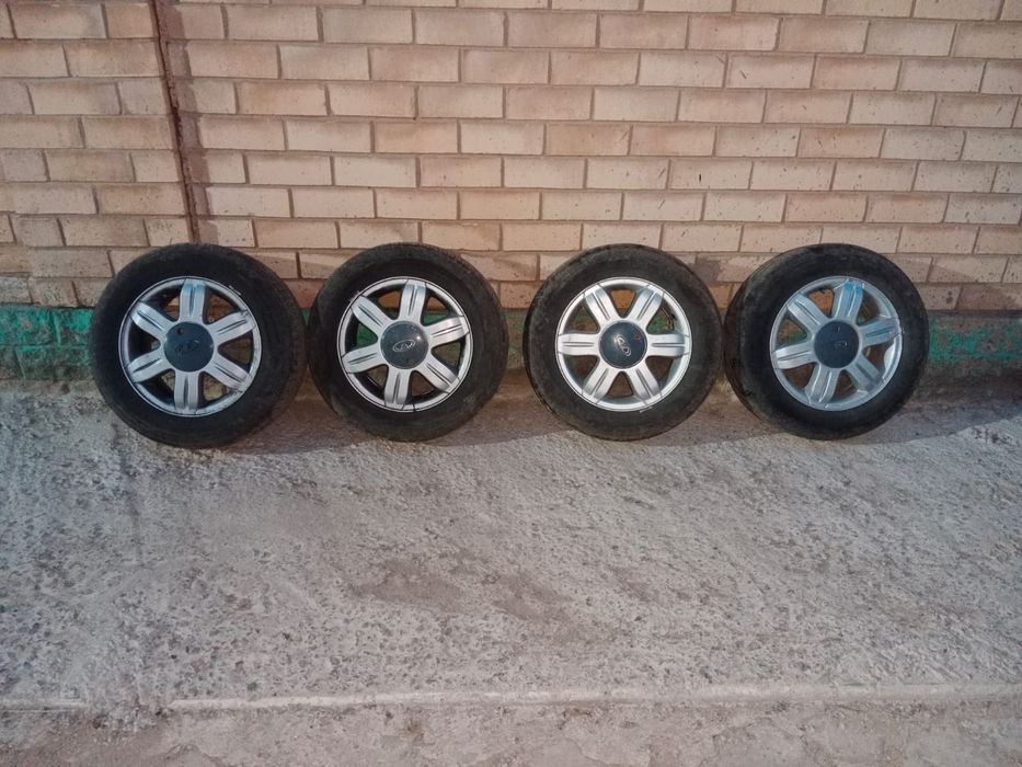 Продам покрышки с дисками легковой машины