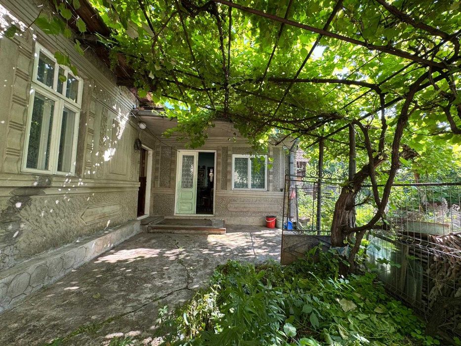 Casă de vânzare în Moinești, jud. Bacău — 4 camere + teren intravilan mare