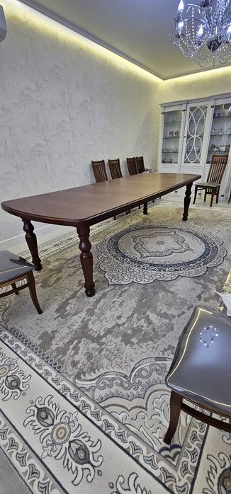 Обеденный стол со стульями