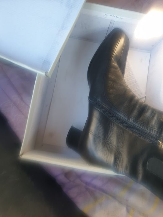 Ghete de damă negre din piele fină  aproape noi