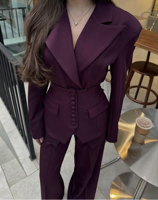 Брючный костюм с баской брюками палацо