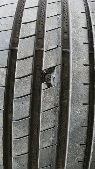 Vând anvelope GOOD YEAR cu o mică defecțiune 245/45 R18 100Y  XL