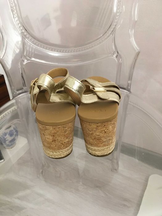 UGG сандали в златисто 39