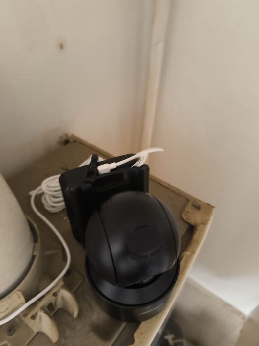 Cameră de supraveghere video cu panou solar