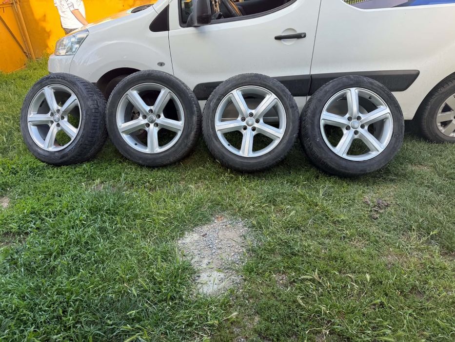 Комплект оригинални алуминиеви джанти Audi 19" с гуми Hankook.