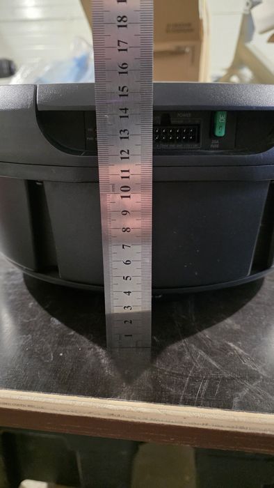 Vând subwoofer auto  JBL BassPro Hub