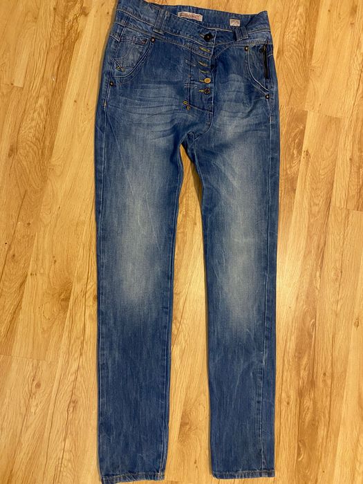 Blugi dama, cu turul putin lasat