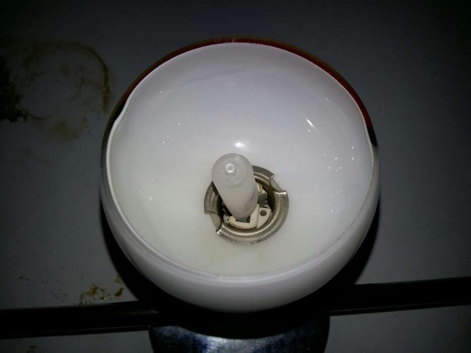 Vand lustra cu becuri halogen.