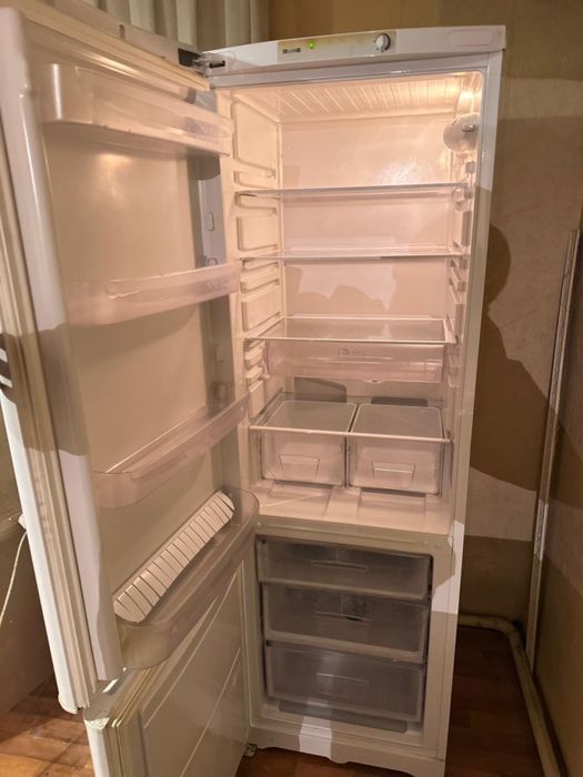 Продам Холодильник Indesit