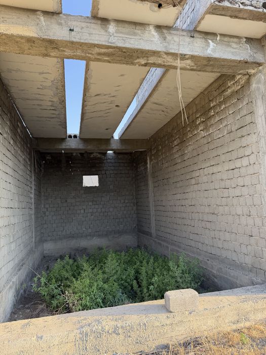 Jizzaxda katta yo‘l bo‘yida 1,6 sotix yer va 160 m² bino sotiladi