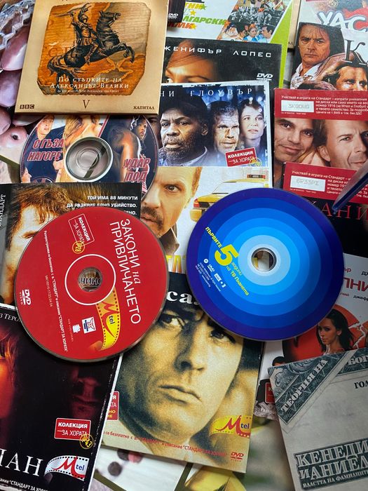 Колекция от дискове филм и музика с шкафче за съхранение