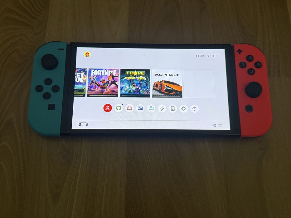 Nintendo switch OLED с подарък игри