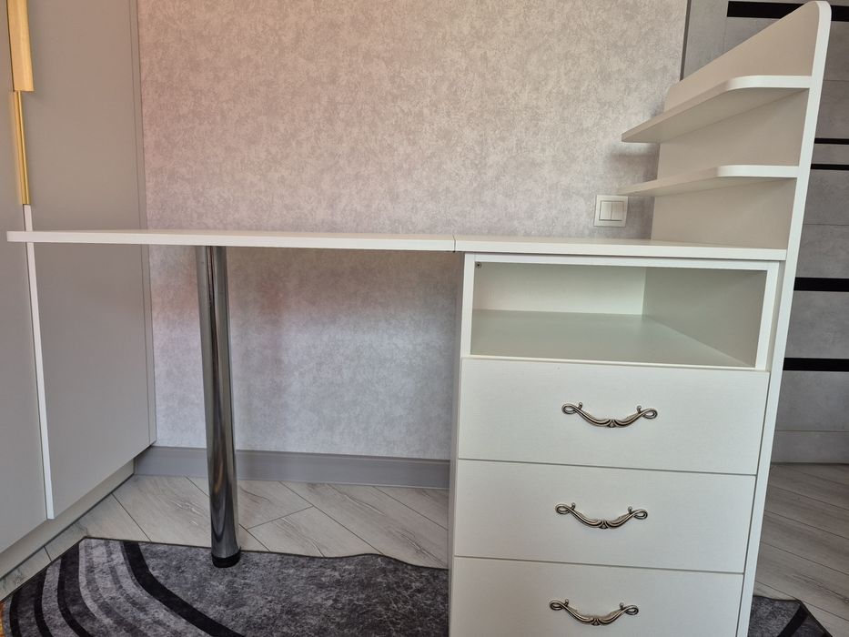 Продам маникюрный стол.