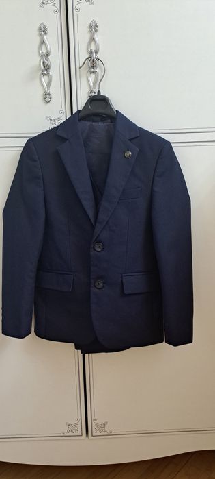 Продам школьный костюм-тройку на мальчика 1-2 класс