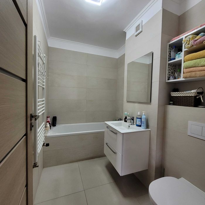 REZERVAT Proprietar ,închiriez apartament cu 3 camere și parcare la Adora Park Arad