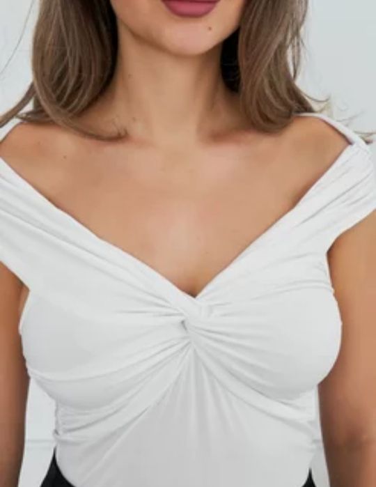 Летний топ с открытыми плечами