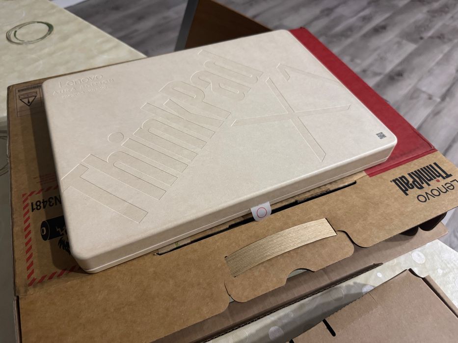 ThinkPad X1 Carbon Gen 13 Intel (14ʺ) Aura Edition