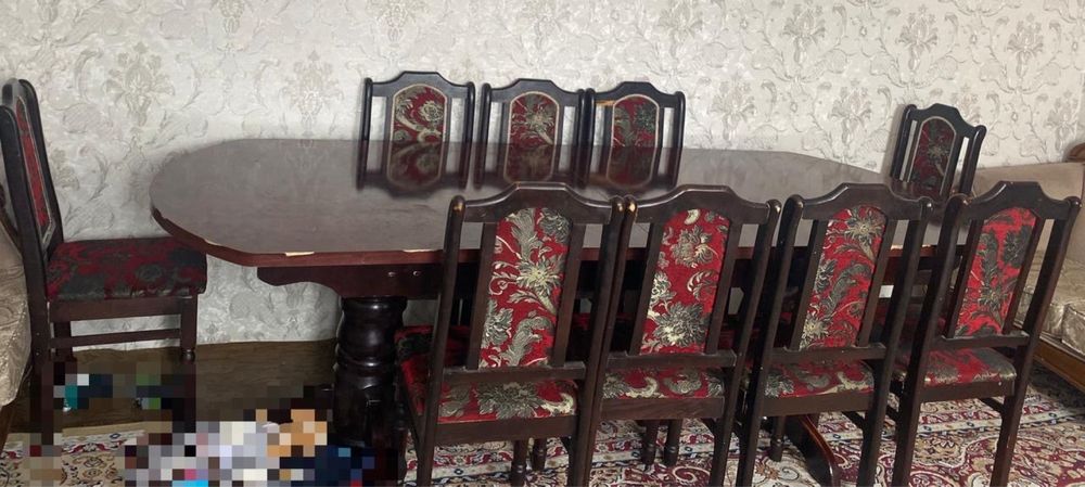 Стол со стульями