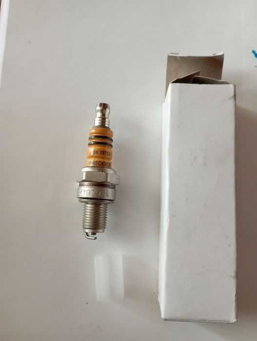 4 bujii motor in 2 timpi cod CMR6H, NGK3365,