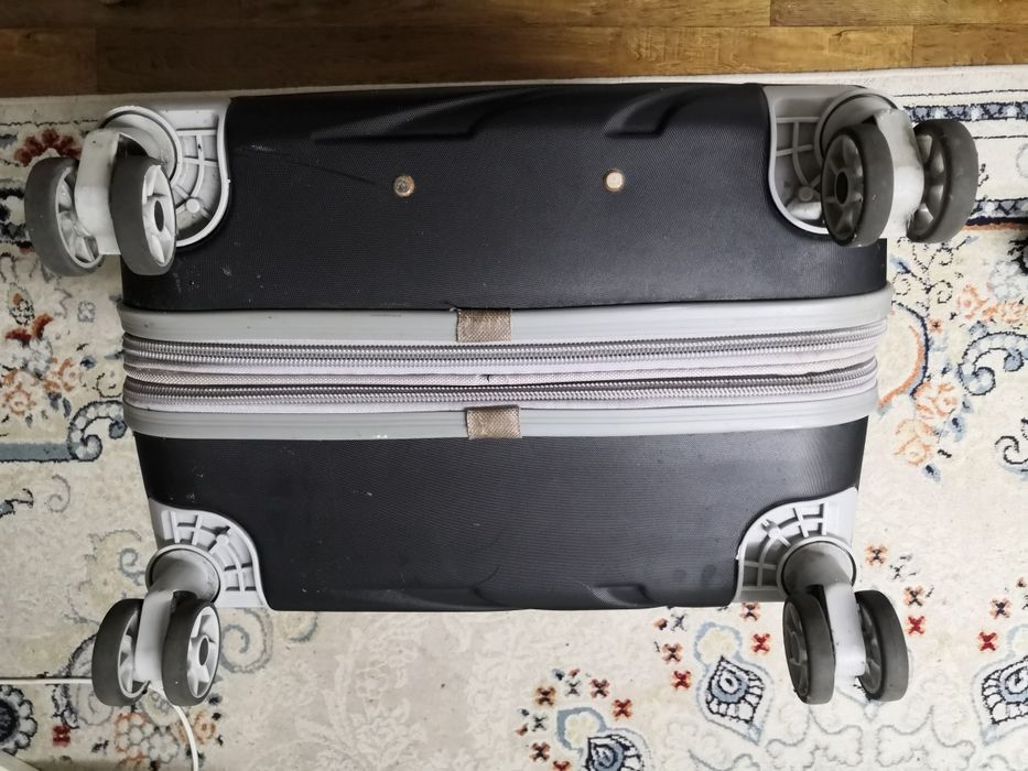Продам новый чемодан