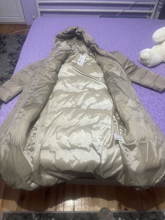 Бежова грейка с качулка, стандартна кройка, водоотблъскваща материя.