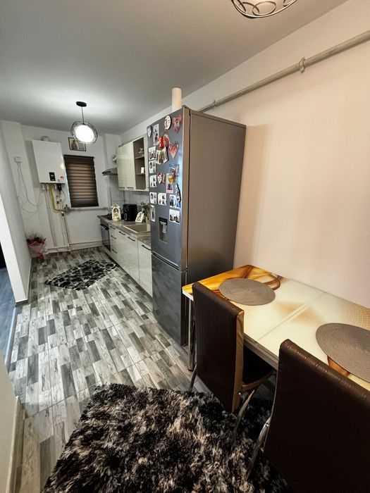 Vând apartament semidecomandat